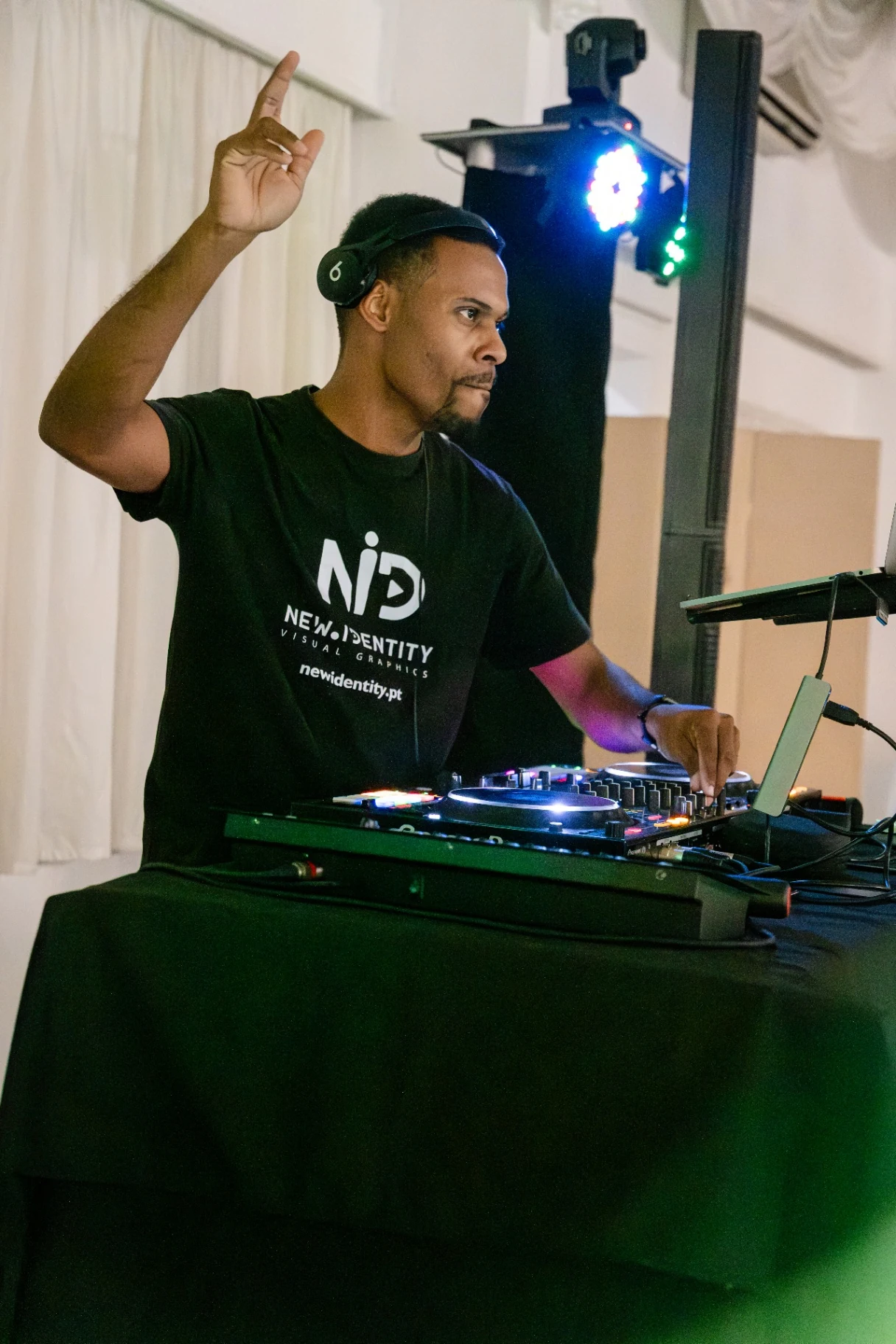 DJ Sonora a animar um evento com equipamento profissional